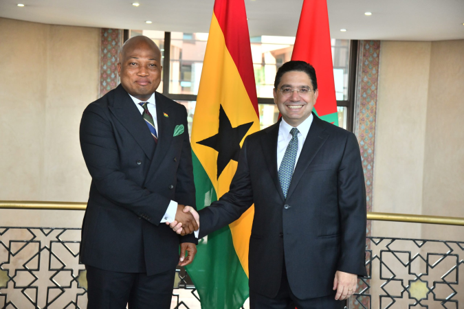 El jefe de la diplomacia ghanesa aplaude las iniciativas reales y admira el liderazgo y el fuerte compromiso de SM el Rey a favor de la paz, la estabilidad y el desarrollo en África