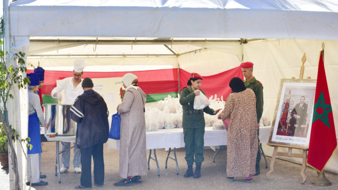 La Guardia Real de Marruecos distribuye 6000 comidas diarias de Ftur durante el mes del Ramadán
