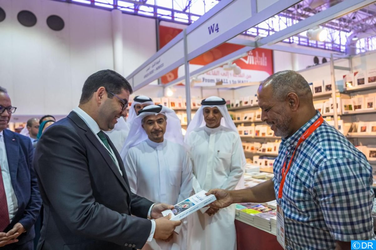 M. Bensaid visite le Salon international du livre de Sharjah