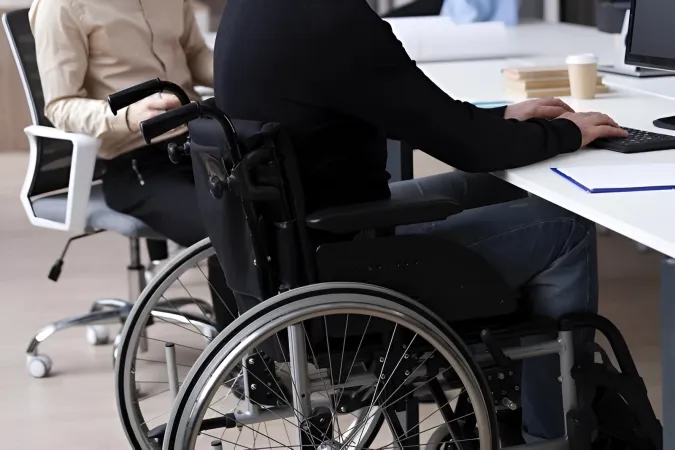 إدماج الأشخاص في وضعية إعاقة داخل الإدارة العمومية ليس مجرد واجب قانوني بل هو ضرورة استراتيجية لإغناء الرصيد البشري للمرفق العام