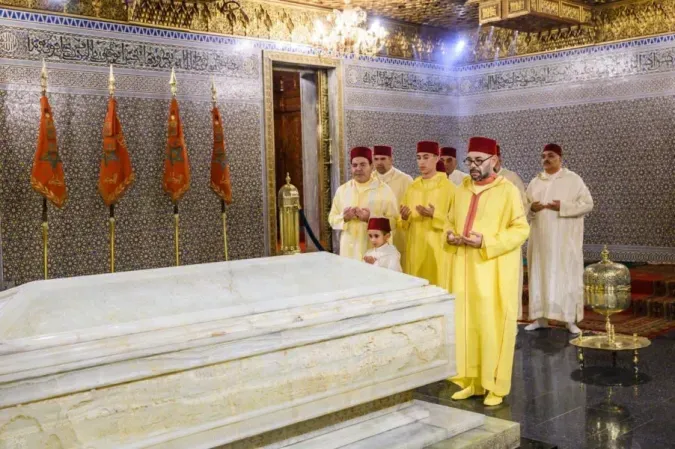 Su Majestad el Rey, Amir Al Muminin, se recoge ante la tumba del Difunto Su Majestad el Rey Mohammed V