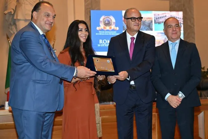La diseñadora de moda marroquí Halima Hadir recibe en Roma el Premio Internacional de Excelencia Euromediterránea 2026